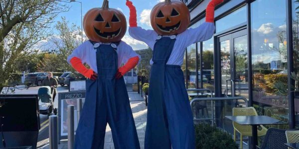 Stilt-Walkers-With-Pumpkin-Heads