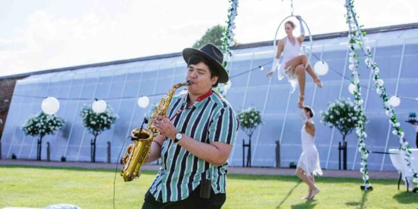 All-White-Garden-Party-Entertainment