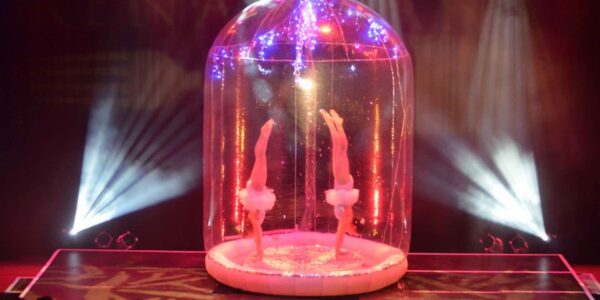Acrobatic-Christmas-Performers