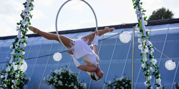Aerial-Entertainment-All-White-Party-Themed-Event