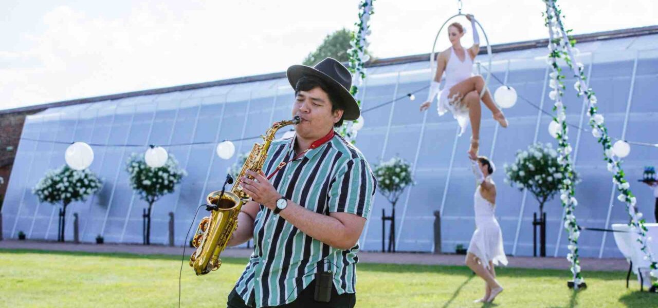 All-White-Garden-Party-Entertainment
