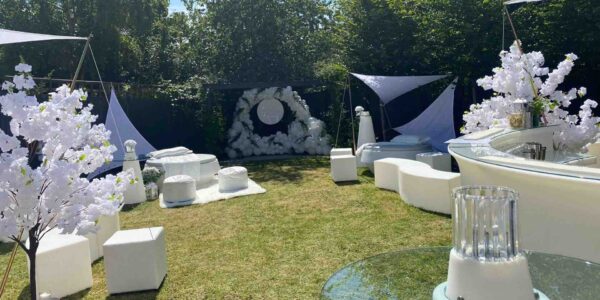 Bar-and-Seating-Area-At-White-Party-Themed-Event