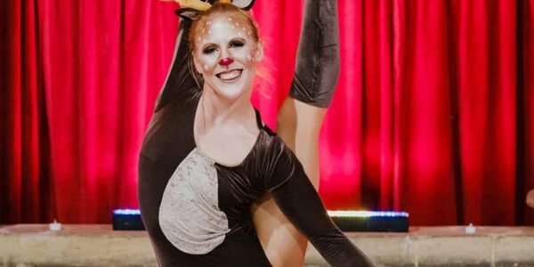Christmas-Themed-Contortionist