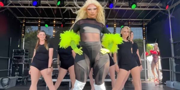 Drag-Queen-Live-On-Stage