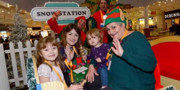 Family-On-Christmas-Themed-Land-Train
