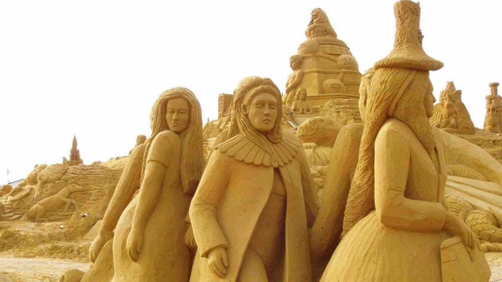Scuktpures made from sand for art based events 