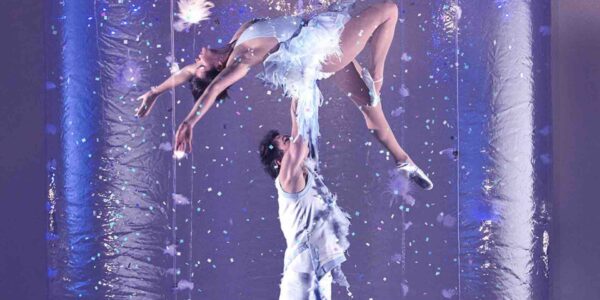 Winter-Wonderland-Acrobatic-Performers