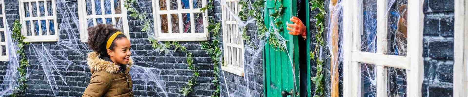 Child-Enjoying-Halloween-Attraction
