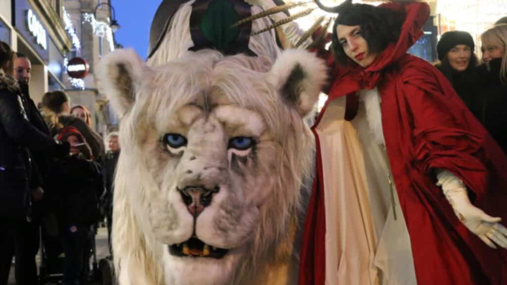 Winter lion and queen acts available for winter wonderland shows in the UK.