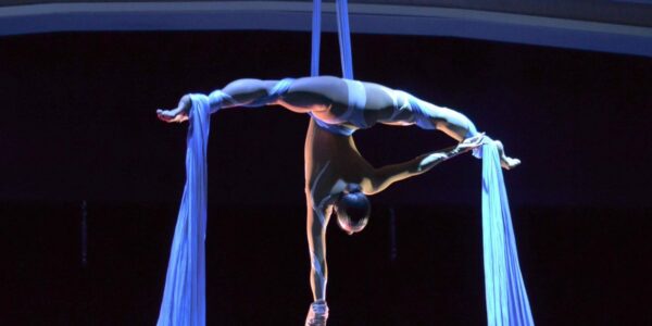 Christmas-Themed-Circus-Performer