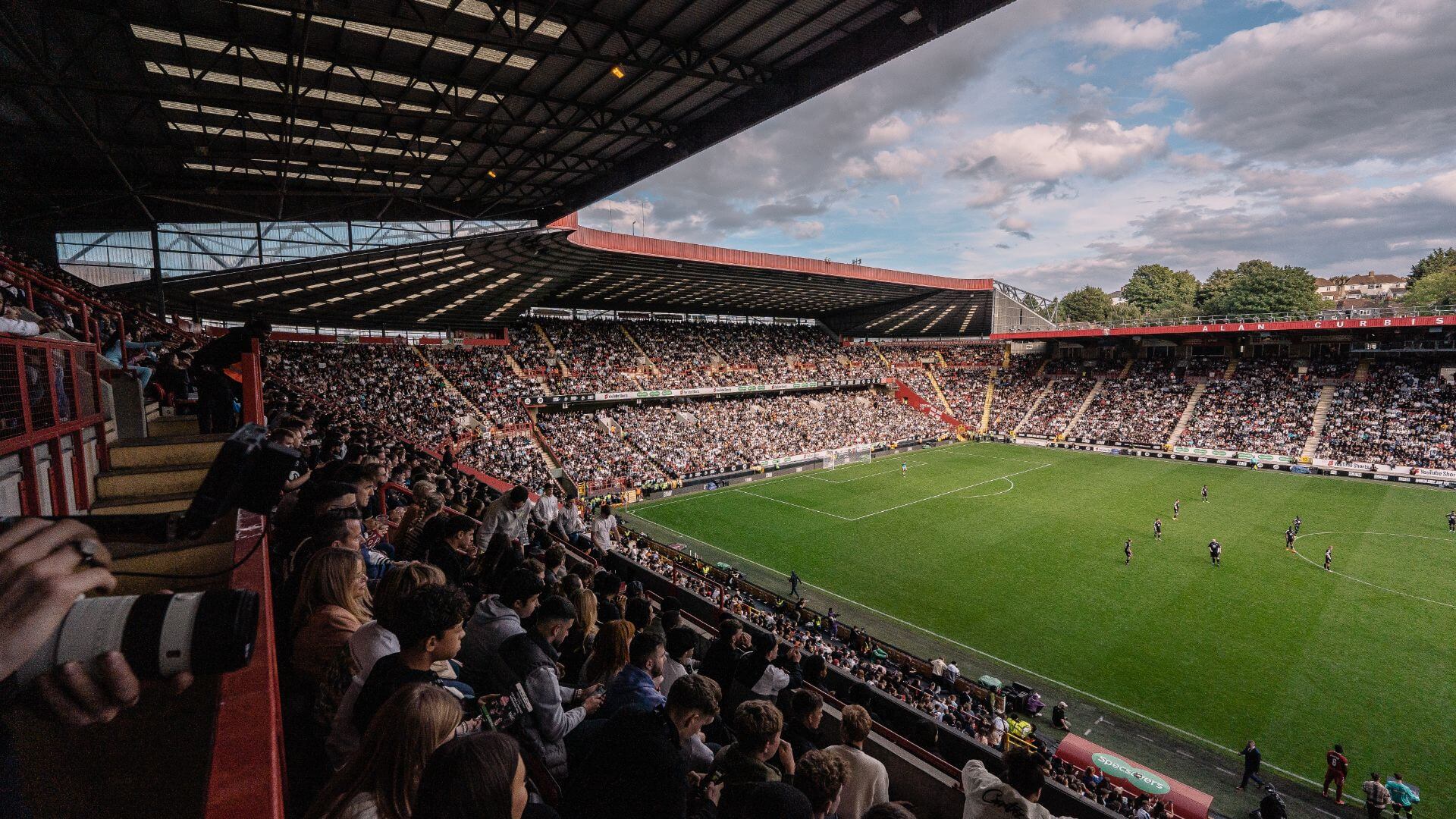 Wide angle shot of the crowd attending the Sidemen Charity match 2022.