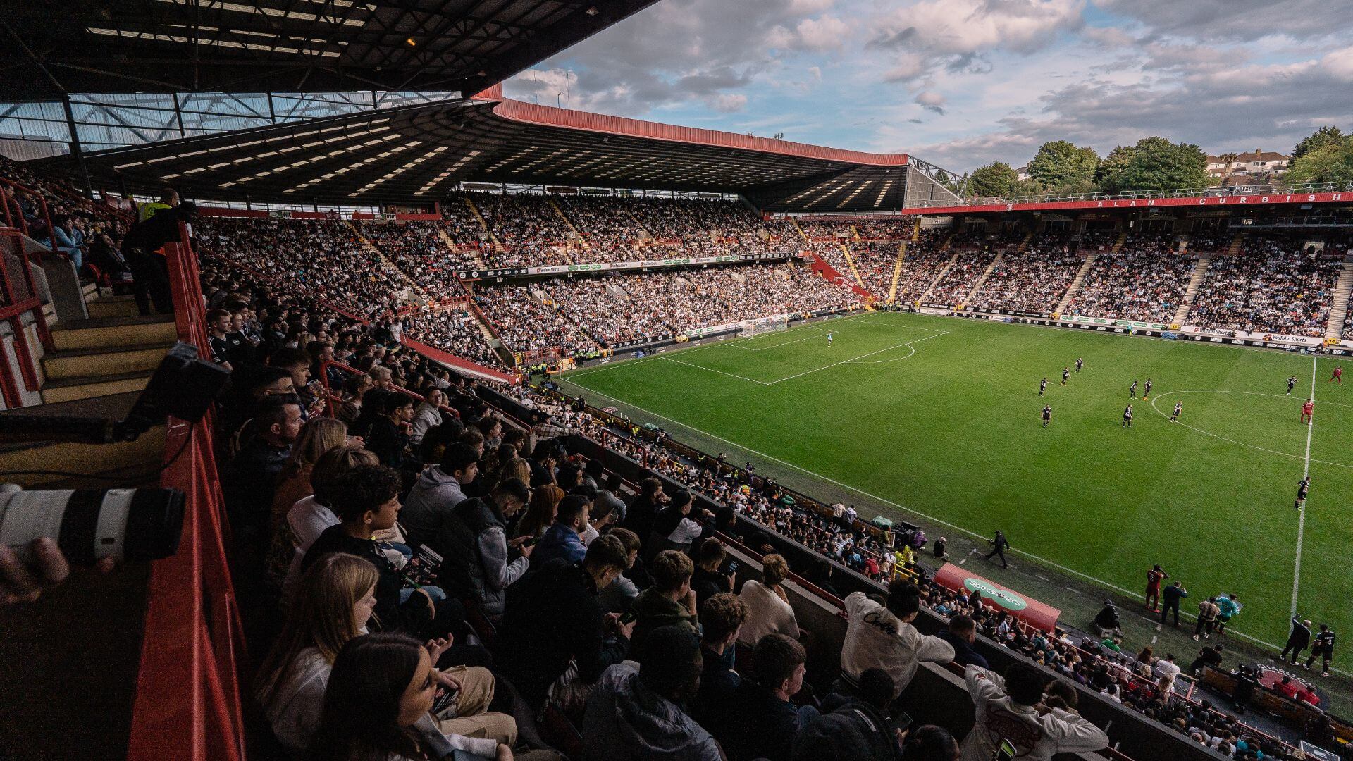 Wide angle shot of the crowd at the Sidemen Charity match 2022.