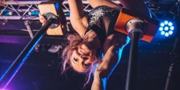Acrobatic-Circus-Entertainer