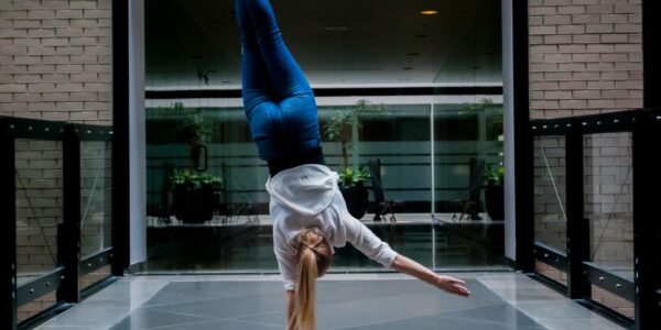 Circus-Hand-Balancer-For-Events