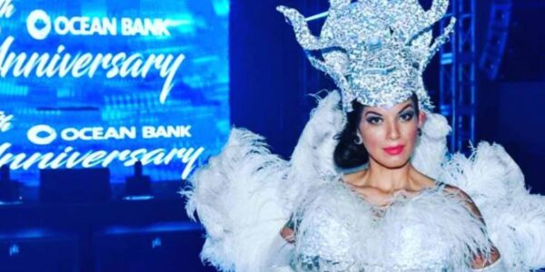 Frosted-Christmas-Burlesque-Walkabout-Dancer