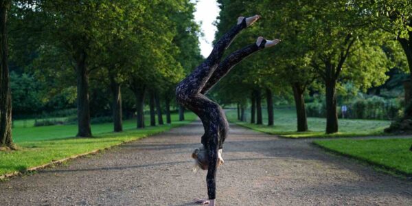 Hand-Balance-Performer-For-Hire