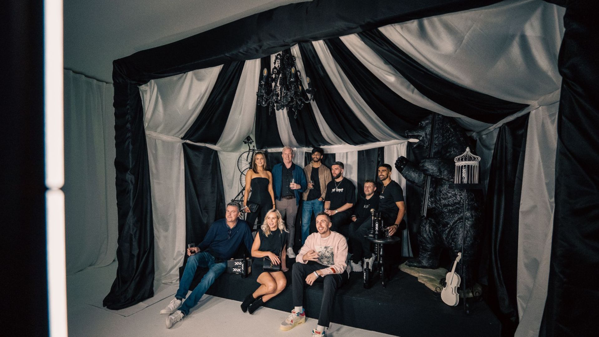 Zerkaa, W2S, Vikkstar, Miniminter and guests taking a photo in the photo booth.