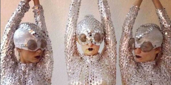 Space-Mirror-Themed-Dancers