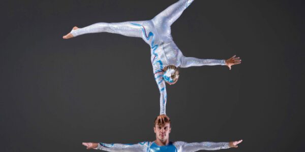 Christmas-Themed-Acrobatic-Duo
