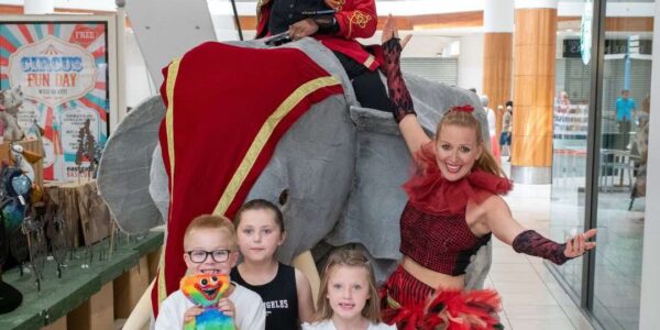 Elephant-Entertainer-Greeting-Children