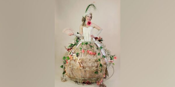 Garden-Party-Human-Table-Entertainer