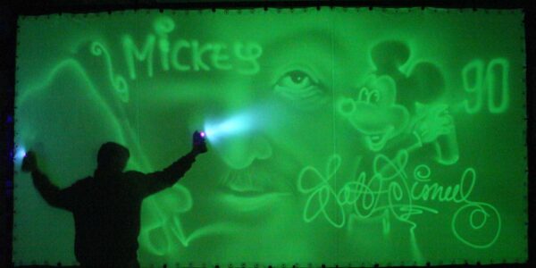 Light-Painting-Mickey-Mouse