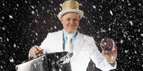 Snow-Themed-Juggling-Entertainer
