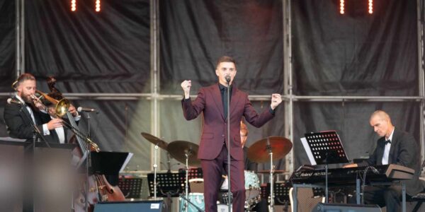 Swing-Singer-Musician-For-Hire