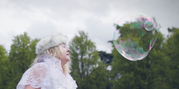 Winter-Wonderland-Themed-Bubble-Performer