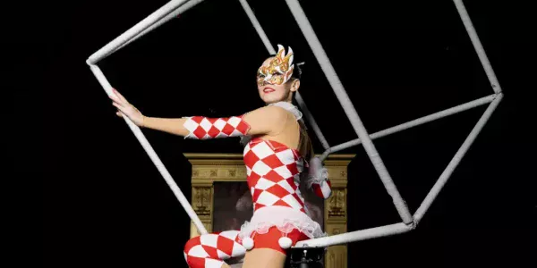 Aerial-Cube-Performer-In-Candy-Theme
