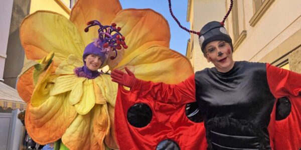 Lady-Bug-And-Flower-Themed-Stilt-Walkers
