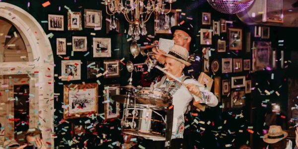 Stilt-Walking-Drummer-With-Confetti