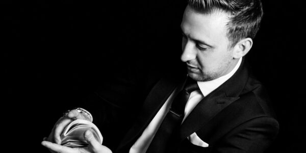 Trade-Show-Magician-Black-And-White