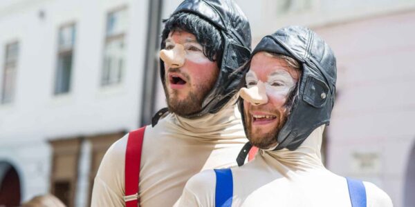 Funny-Street-Performers-Looking-Into-Crowd