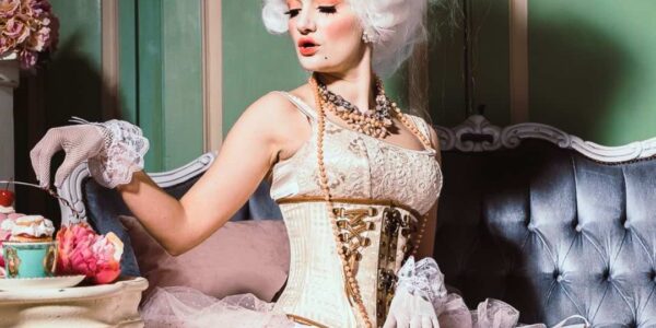 Rococo-Ladies-Walkabout-Act