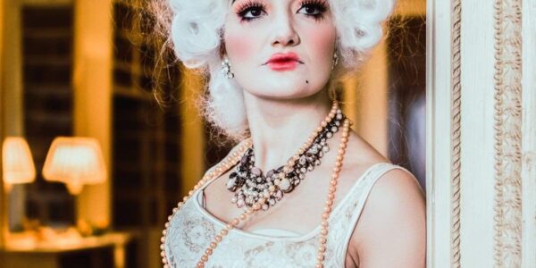 Rococo-Lady-Roaming-Performer