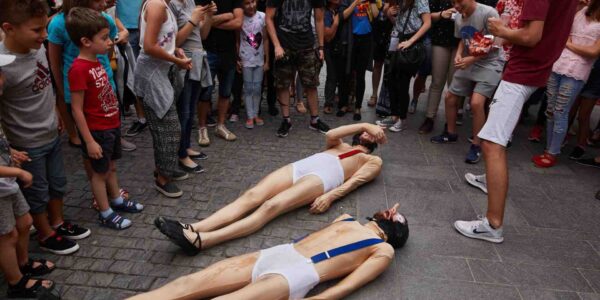 Street-Theatre-Performers-Laying-Down