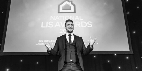 Tradeshow-Magician-On-Stage