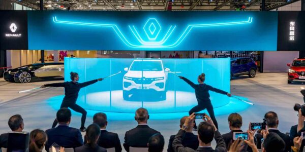 LED-Brand-Reveal-Light-Show-Renault