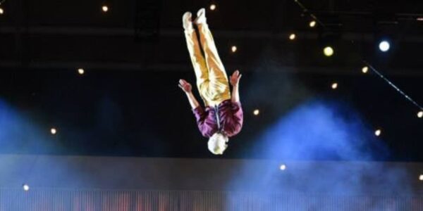 Circus-Teeterboard-Flying