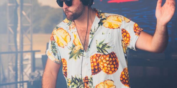Corporate-Club-DJ-Hand-Wave