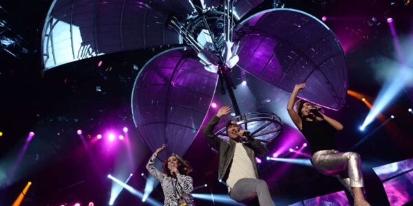Giant-Mirror-Ball-Show-Singers-Event