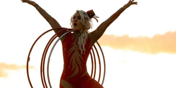 Hula-Hoop-Entertainer-Holding-Hoops