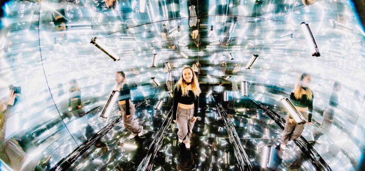 Infinity-Mirror-Booth-Girl
