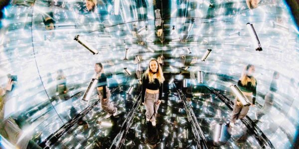 Infinity-Mirror-Booth-Girl