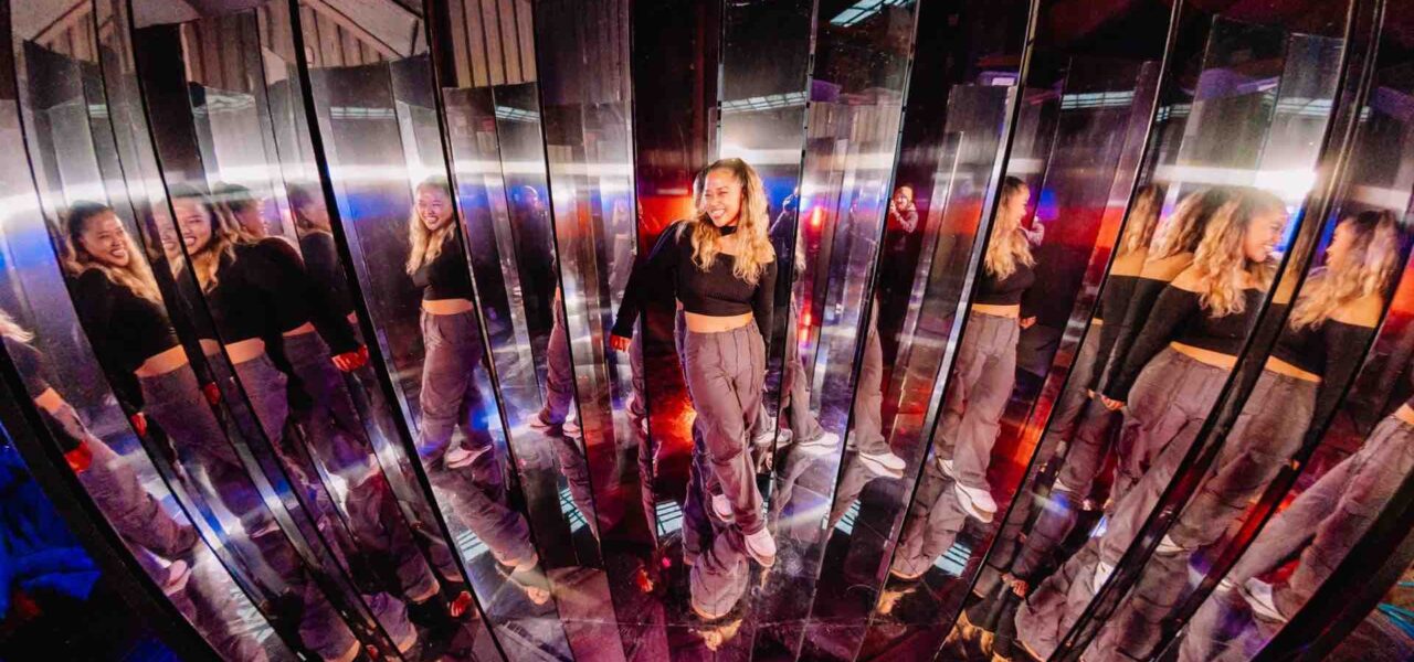 Photo-Booth-Mirrors-Pose-Girl