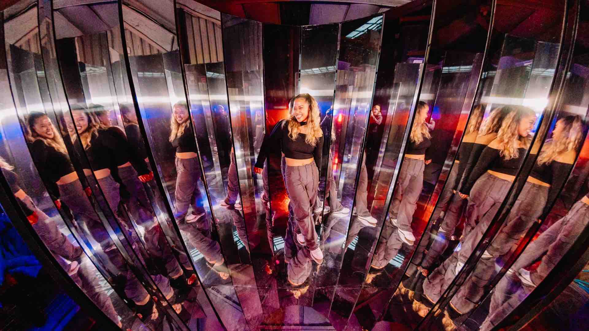 Photo-Booth-Mirrors-Pose-Girl Photo-Booth-Mirrors-Pose-Girl