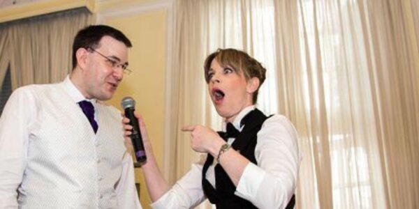 Secret-Singing-Waitress-Shock