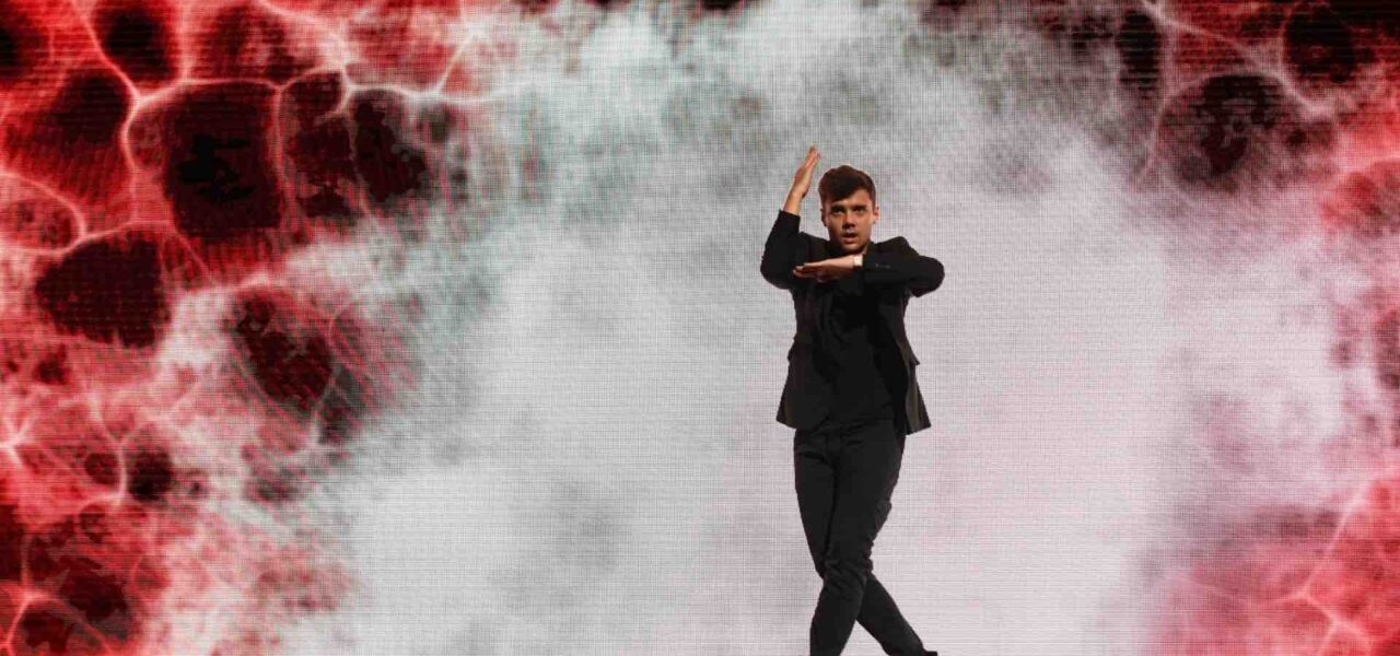 Solo-3D-Projection-Dancer-Red-Screen
