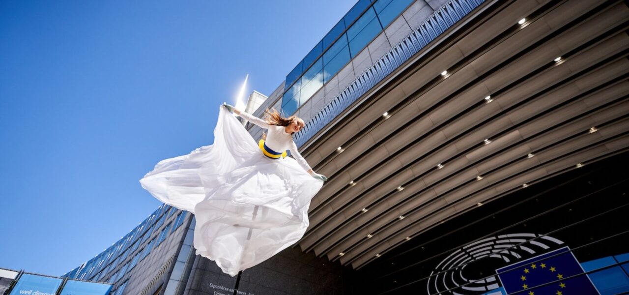 Sway-Pole-Act-Performing-In-Canada